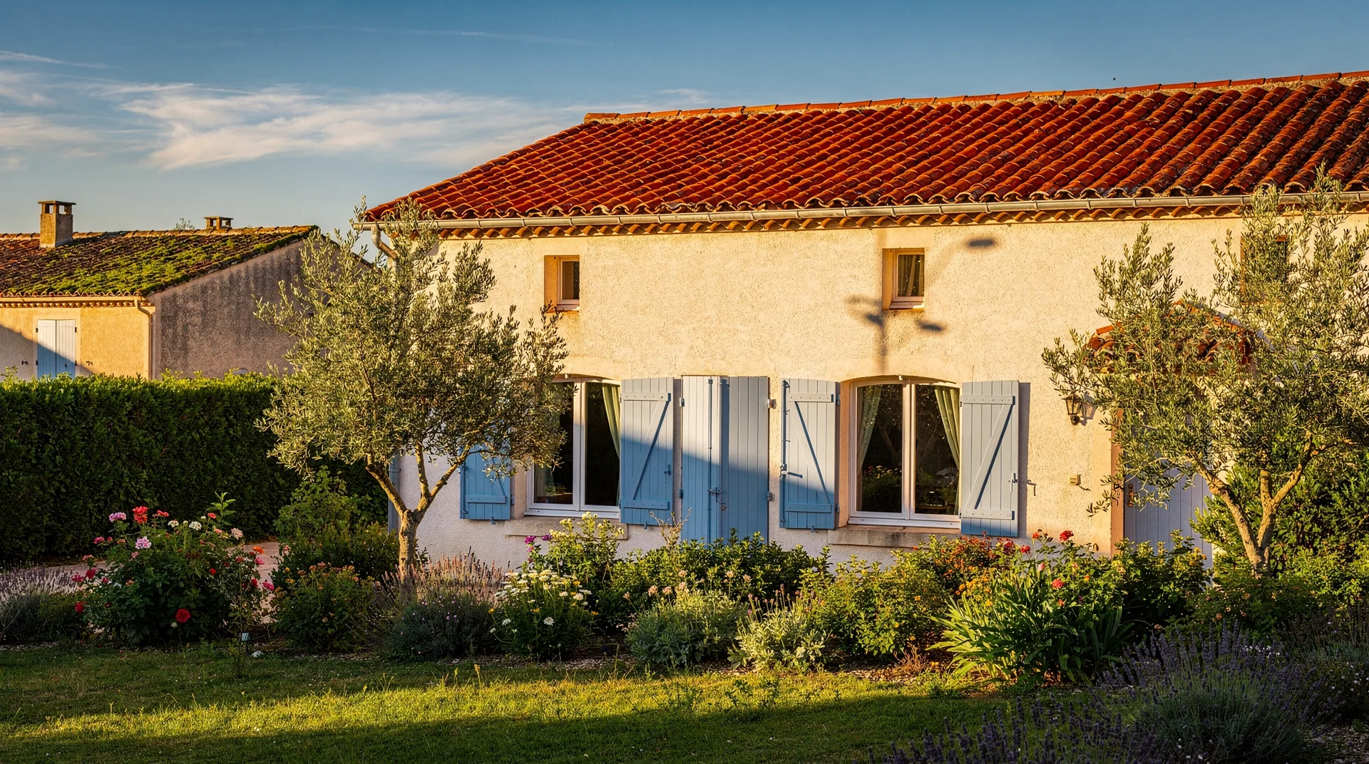 Toiture en tuile canal parfaitement démoussée et restaurée en Haute-Garonne